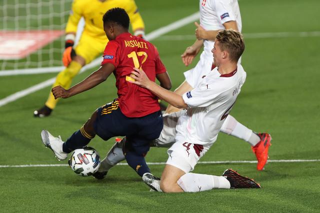 谁最像年轻时的你？ 梅西：只选一人肯定是亚马尔